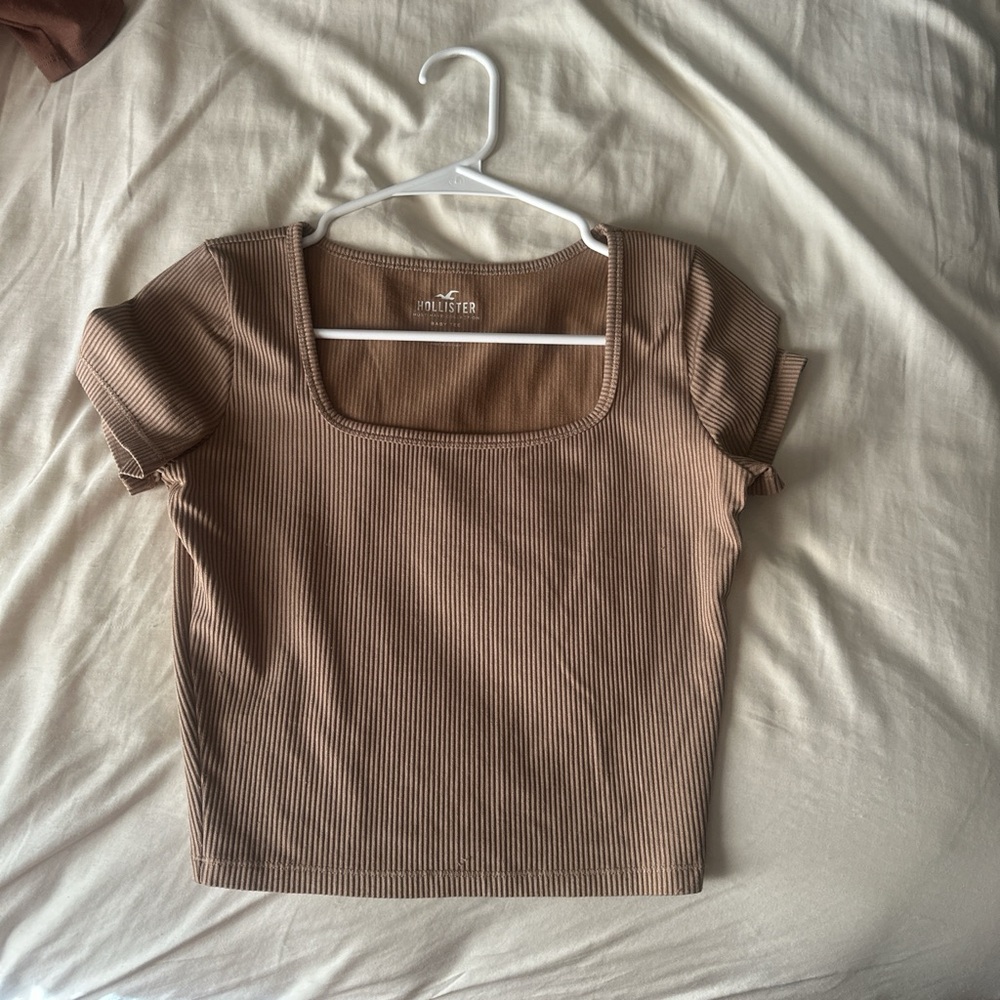 hollister brown tee